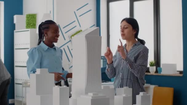 Tým žen dává highfive po architektuře pokrok s modelem budovy - Záběry, video