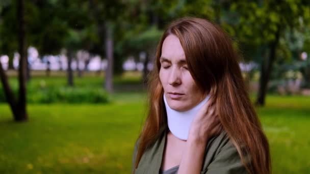 Atlanta sublussazione rotatoria, una donna indossa un collare cervicale da lesioni, stiramento del collo, dolore muscolare, commozione cerebrale, distorsione dei legamenti, spostamento delle vertebre - Filmati, video