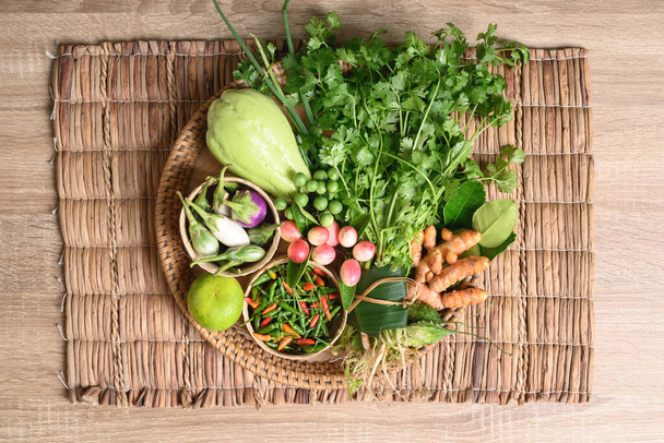 Органические южно-азиатские овощи и специи с местного фермерского рынка, север Таиланда, концепция Сустава, вид сверху на стол - Фото, изображение