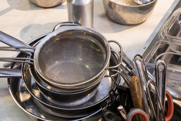 Estocolmo, Suecia sartenes y un colador apilados en una cocina de restaurante profesional - Foto, imagen