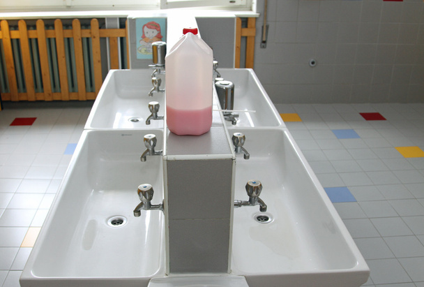 lavandini e lavabi con rubinetti molto bassi nei servizi igienici di un nido
 - Foto, immagini