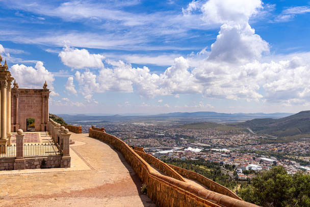 Zacatecas, México-17 septiembre, 2021: Zacatecas, Escénico Mausoleo de Hombres Ilustres mirador con vistas panorámicas del centro histórico de Zacatecas - Foto, Imagen