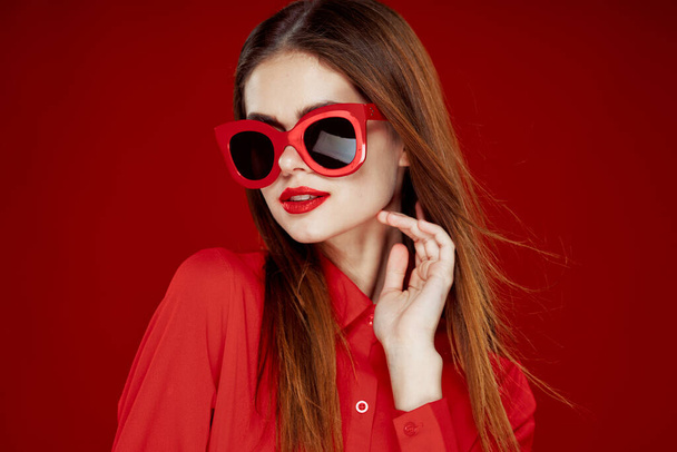 cheerful woman in a red shirt sunglasses Glamor close-up - Foto, Imagem