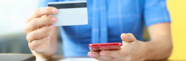 Geschäftsmann hält Kreditkarte und Smartphone in der Hand - Foto, Bild