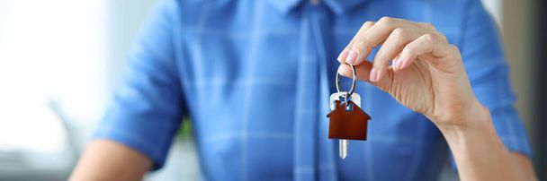 Immobilienmakler hält Schlüssel zum Haus - Foto, Bild
