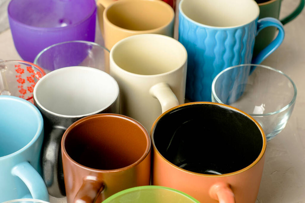 tasses vides de différentes formes et tailles sur la table. Photo de haute qualité - Photo, image
