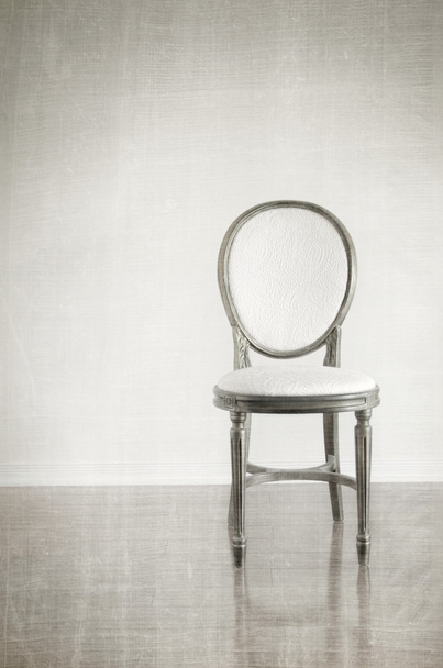 Антикварное кресло в стиле гранж
 - Фото, изображение