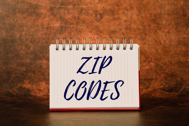 記号Zipコードを示すインスピレーション。電子メールの分類を支援するために郵便アドレスに追加されたビジネスショーケース番号より多くの手がかりを求めて解決策と回答の新しいアイデアをブレーンストーミング - 写真・画像