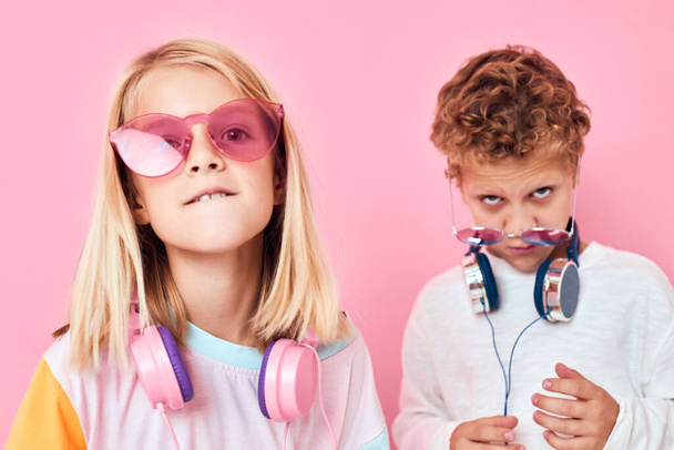 schattige kleine kinderen in zonnebril hebben plezier met vrienden casual kids mode - Foto, afbeelding