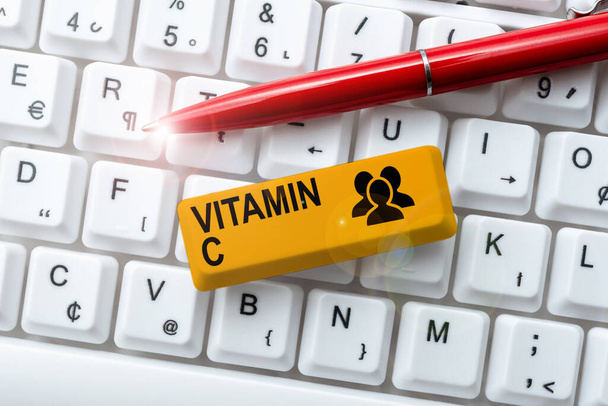Textová značka zobrazující Vitamin C. Koncept, což znamená, že podporuje hojení a pomáhá tělu absorbovat železo kyselina askorbová psaní herní kódy, programování nové hratelné aplikace - Fotografie, Obrázek