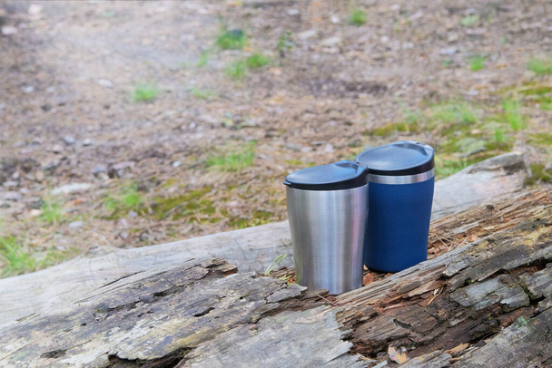 Turista kaja szabadtéri tevékenységekhez. Thermo csészék a vadonban a trevelers. Élvezze a finom kávét utazás közben. - Fotó, kép