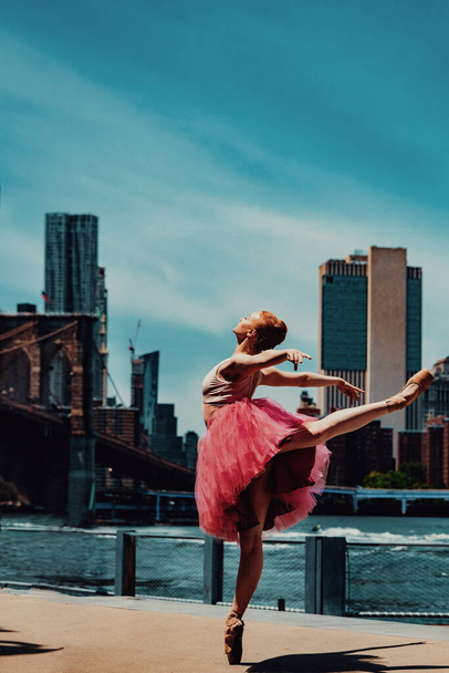 nuori upea ballerina tanssia kadulla - Valokuva, kuva