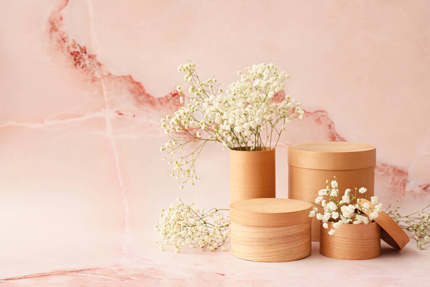 Коробки з красивими квітами гіпсофіли на кольоровому фоні
 - Фото, зображення
