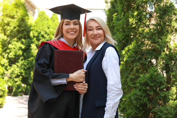 卒業式の日に母親と幸せな若い女性 - 写真・画像