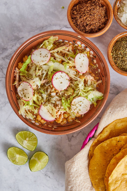 Pozole rojo, Мексиканський кукурудзяний суп, традиційна їжа в Мексиці з кукурудзяних ядер і свинини. - Фото, зображення
