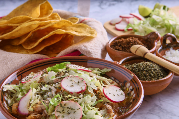 Pozole rojo, Мексиканський кукурудзяний суп, традиційна їжа в Мексиці з кукурудзяних ядер і свинини. - Фото, зображення
