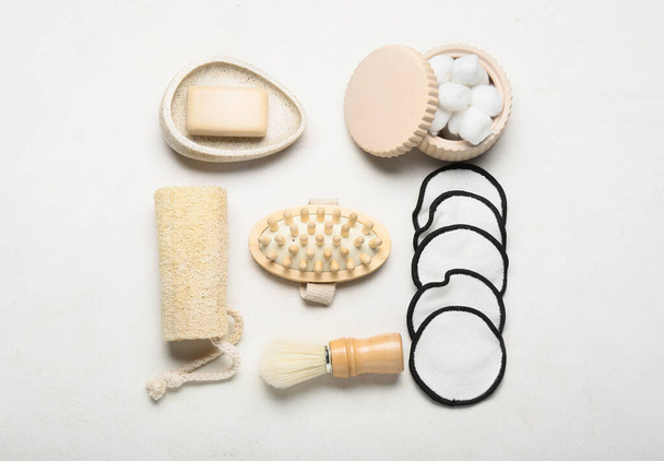 Composición con almohadillas de algodón reutilizables y artículos de baño sobre fondo claro - Foto, Imagen