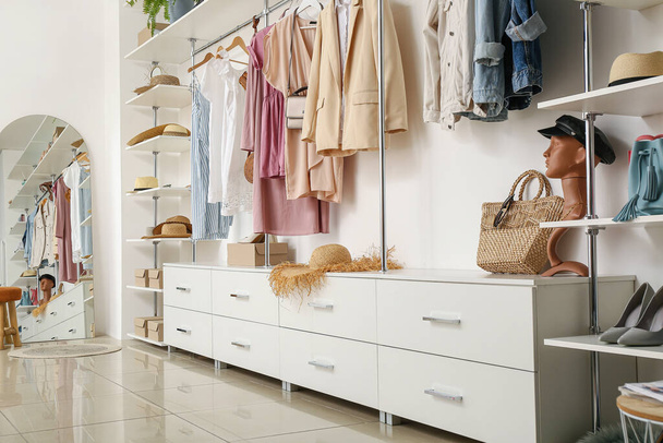 Divatos ruhák, cipők és kiegészítők a butikban - Fotó, kép