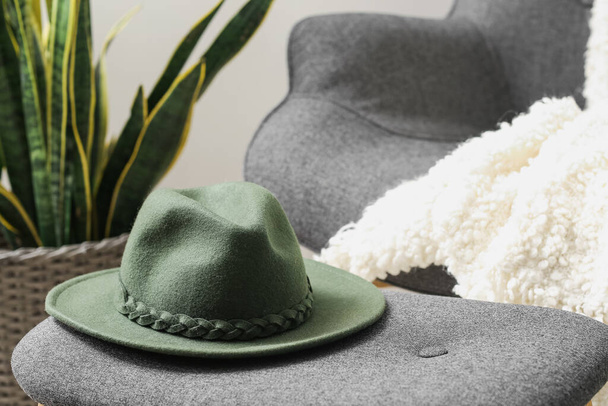 Стильний фетровий капелюх на пуфі в кімнаті
 - Фото, зображення