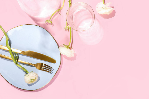 Beau décor de table et fleurs de ranunculus sur fond de couleur - Photo, image