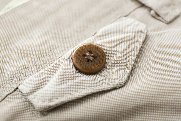 Vista de close-up de botão em calças bege - Foto, Imagem