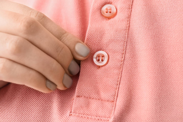 Nő gombolkozás ing, közelkép - Fotó, kép