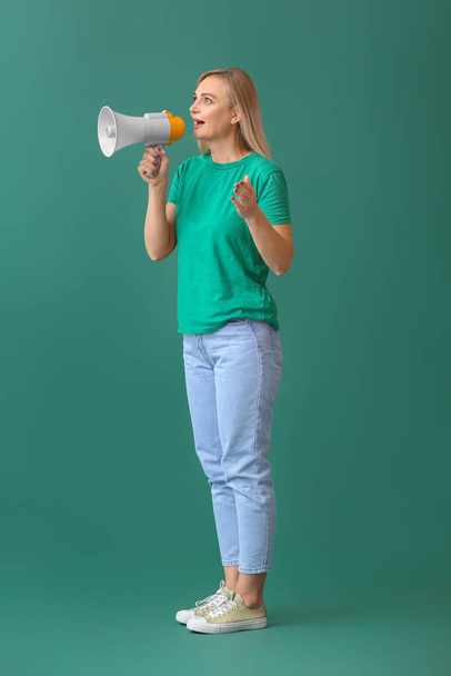 Kobieta z megafonem na zielonym tle - Zdjęcie, obraz