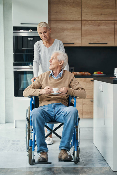 Elégedett idős nő támogatja a fogyatékkal élő férj - Fotó, kép
