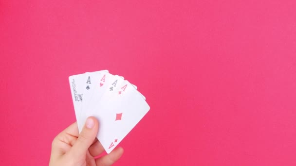 Πέντε όμοια χαρτιά πόκερ Παιχνίδι στο χέρι παίκτη πτώση χρήματα λογαριασμούς ροζ φόντο. Τυχερός συνδυασμός Άσσοι και Τζόκερ αποκάλυψη.Online τυχερά παιχνίδια καζίνο - Πλάνα, βίντεο