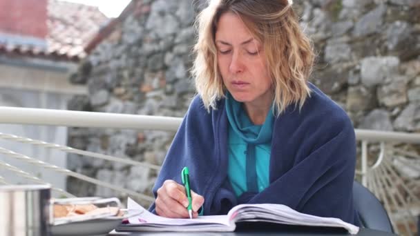 Εκπαίδευση ενηλίκων, η γυναίκα γράφει σε ένα σημειωματάριο - Πλάνα, βίντεο