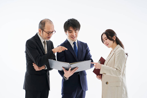 Treffen asiatischer Geschäftsleute auf weißem Hintergrund - Foto, Bild