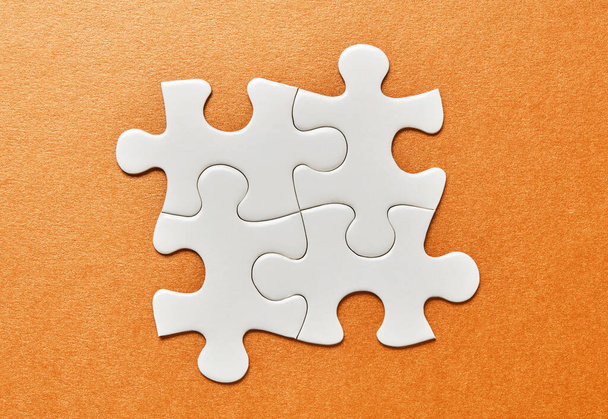 Weiße Puzzleteile auf buntem Hintergrund - Foto, Bild