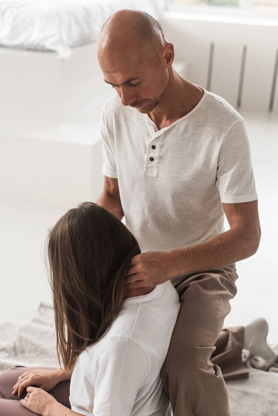 A vertical shot of a Russian massage therapist with a patient in a room - Valokuva, kuva