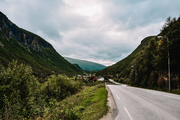 Norveç 'teki Rocky Dağı' nın karşısındaki yol bulutlu. - Fotoğraf, Görsel
