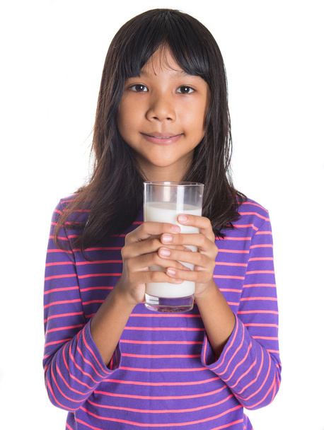 Menina asiática nova com leite
 - Foto, Imagem