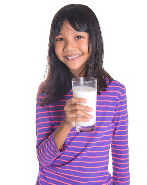 Joven asiática chica con leche
 - Foto, imagen