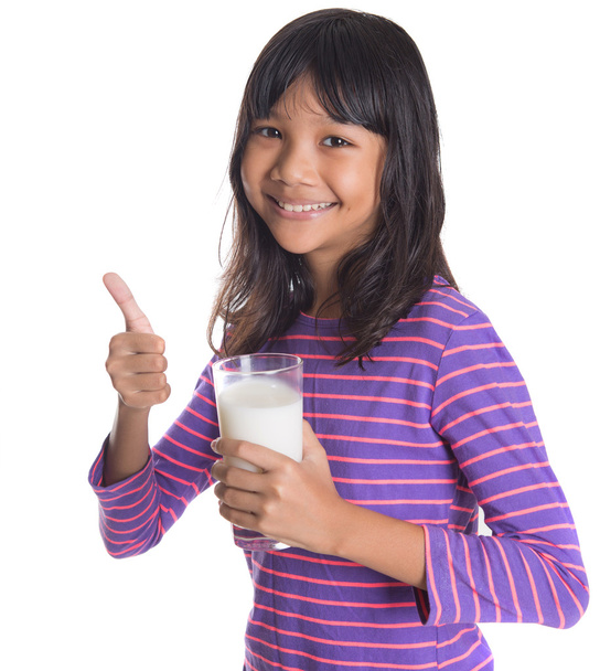 Jeune fille asiatique avec du lait
 - Photo, image