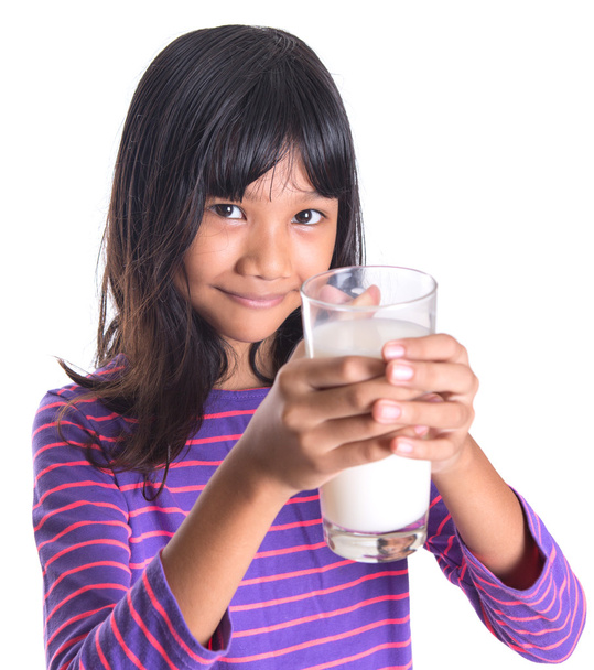 Menina asiática nova com leite
 - Foto, Imagem