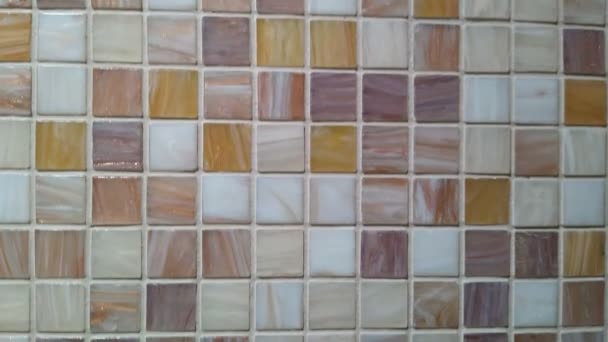 La superficie di piastrelle di ceramica fatta di piccoli quadrati primo piano - Filmati, video