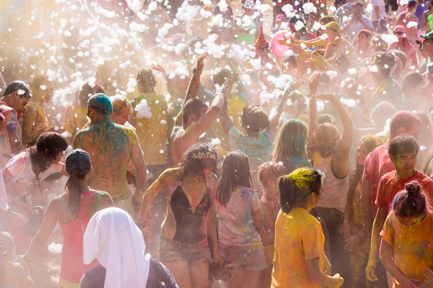 duża liczba osób w kolorowe odkryty festiwalu - Zdjęcie, obraz