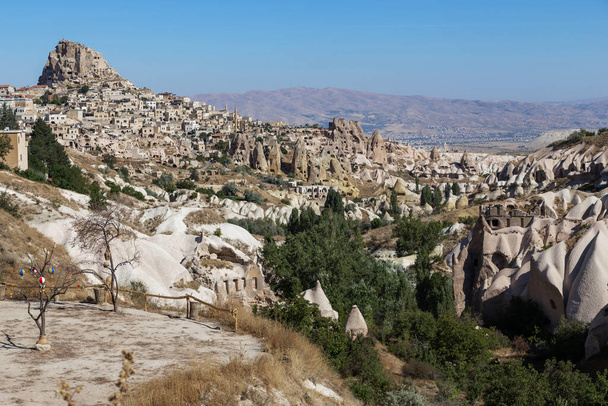 UCHISAR, TURKEY - 4 Ekim 2020 Kapadokya 'daki Güvercin Vadisi' nden şehrin ve Uchisar Kalesi 'nin görüntüsü. - Fotoğraf, Görsel