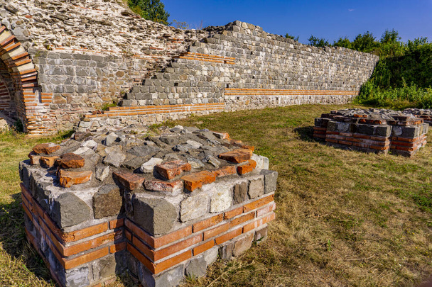 Veduta a Felix Romuliana, resti del palazzo dell'imperatore romano Galerio vicino a Zajecar, Serbia. È patrimonio mondiale dell'UNESCO dal 2007. - Foto, immagini