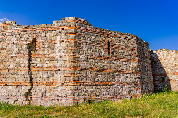 Вид на Феликса Ромулиана, остатки дворца римского императора Галериуса близ Заекара, Сербия. Входит в список Всемирного наследия ЮНЕСКО с 2007 года. - Фото, изображение