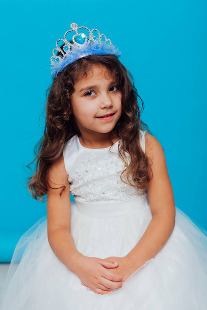 μικρό κορίτσι 5 ετών σε ένα λευκό φόρεμα πριγκίπισσα - Φωτογραφία, εικόνα