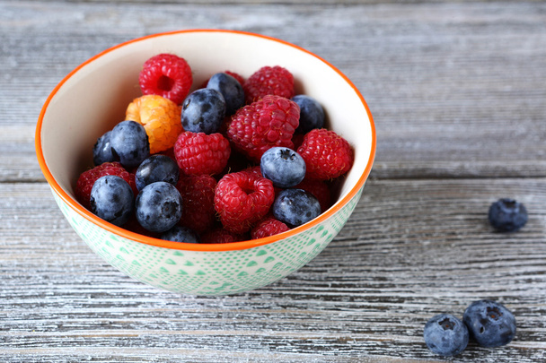 Fresh raspberries and blueberry in bowl - Φωτογραφία, εικόνα
