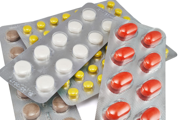 Таблетки в блистерных упаковках крупным планом изолированы на белом фоне
 - Фото, изображение
