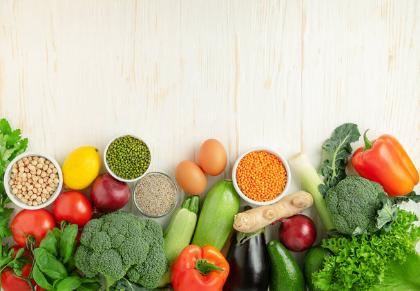 Variedad de alimentos saludables sobre fondo de madera blanca. Vista superior, espacio de copia. - Foto, imagen