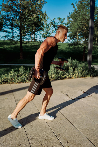 homem desportivo exercício fitness treino ao ar livre com halteres - Foto, Imagem