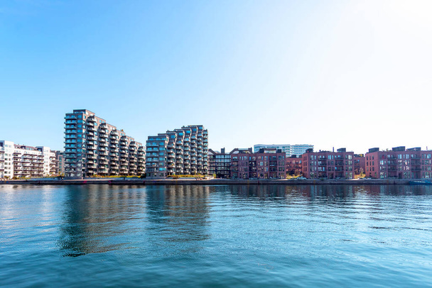 Κοπεγχάγη. Δανία. 9. Σεπτέμβριος. 2021. Όμορφα σύγχρονα κτίρια στην όχθη του καναλιού στην Κοπεγχάγη, Δανία. Ήλιος, όμορφα σύννεφα. Σύγχρονη ευρωπαϊκή αρχιτεκτονική. Αρχιτεκτονική. Ευρώπη. - Φωτογραφία, εικόνα