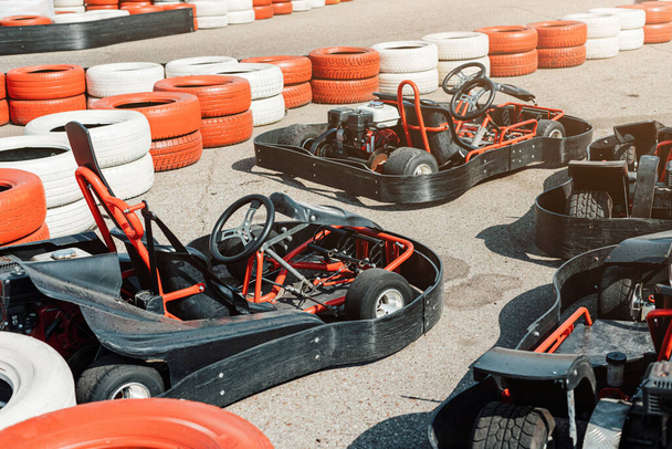 Veel go-karts van gemotoriseerde auto 's wachten op u op het cartodrome. Extreme sporten en leuke entertainment voor kinderen en volwassenen - Foto, afbeelding
